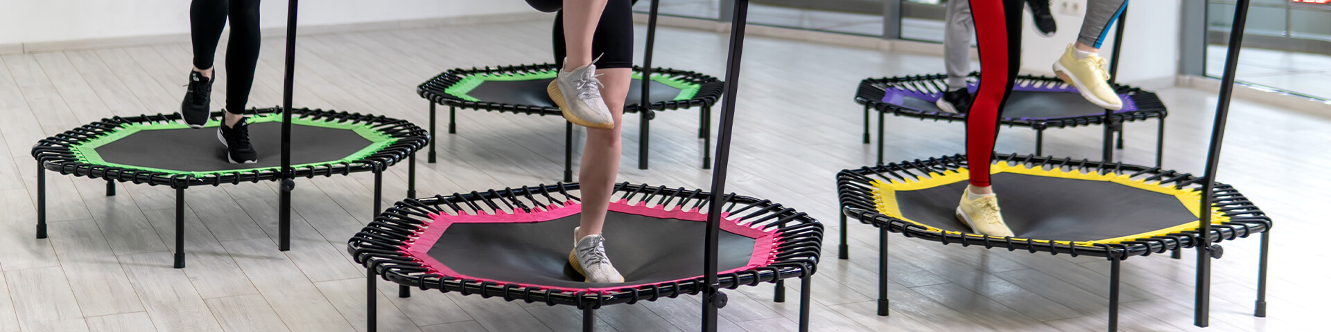 Mann hebt Gewwicht mit Langhantel