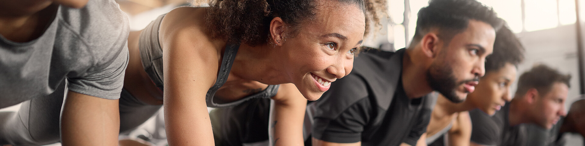 Mann hebt Gewwicht mit Langhantel