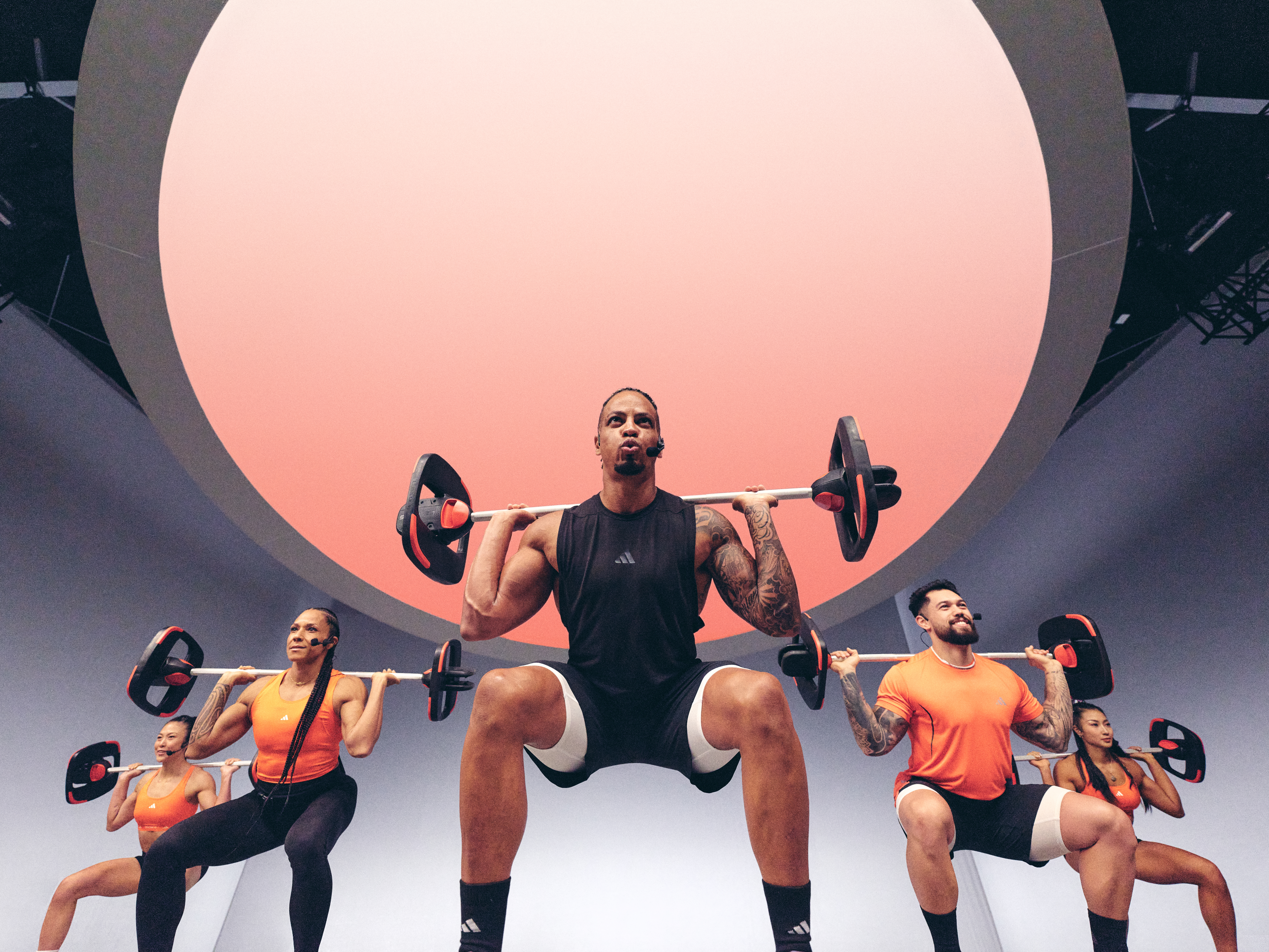 Mann hebt Gewwicht mit Langhantel