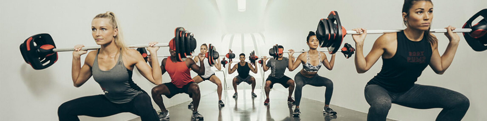 Mann hebt Gewwicht mit Langhantel