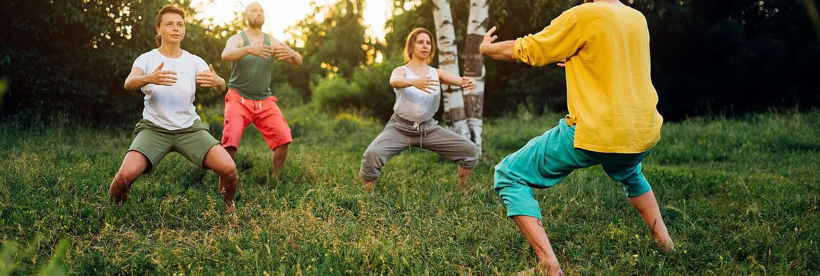 Mann hebt Gewwicht mit Langhantel